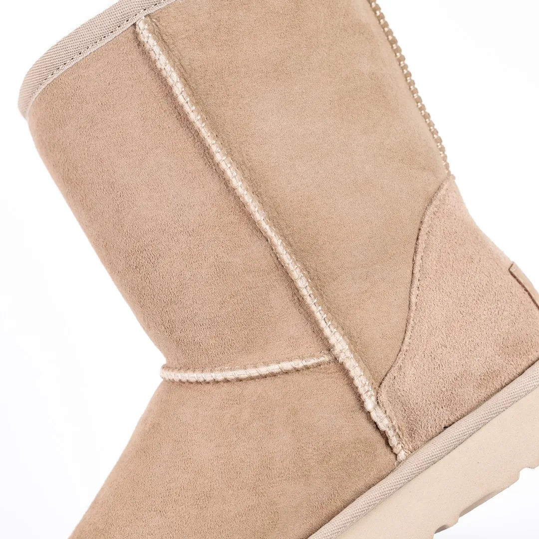 Pick up locally 💰600 Core recommended good price Cashmere insoles are a very suitable choice for keeping warm in winter and at home. In the new year, uug launched a series of styles, which are partially geared towards the preferences of young consumers and have also moved to the forefront of fashion trends. Shoe body material Water-repellent coated suede upper 17mm UGGPURE™ implanted wool insole Lightweight non-slip comfortable rubber outsole With brand LOGO Trademark Comes with a full set of packaging Size: 35 36 37 38 39 40